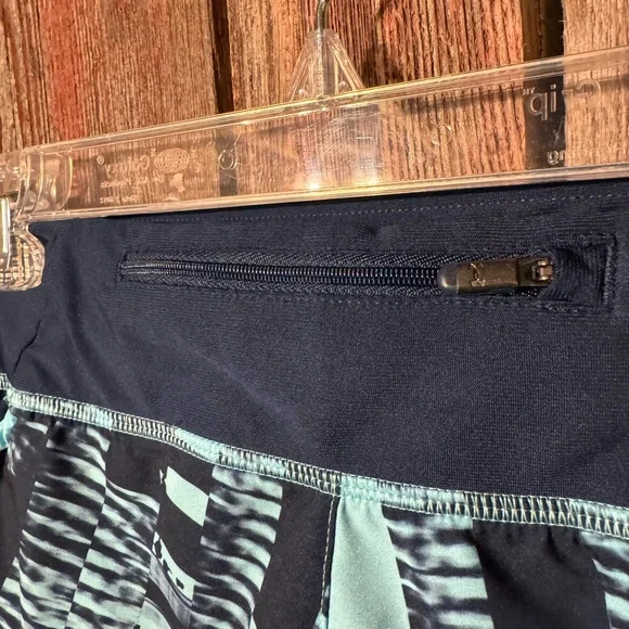 NWOT Women’s Medium Under Armour Speed Shorts Blue - Picture 4 of 7